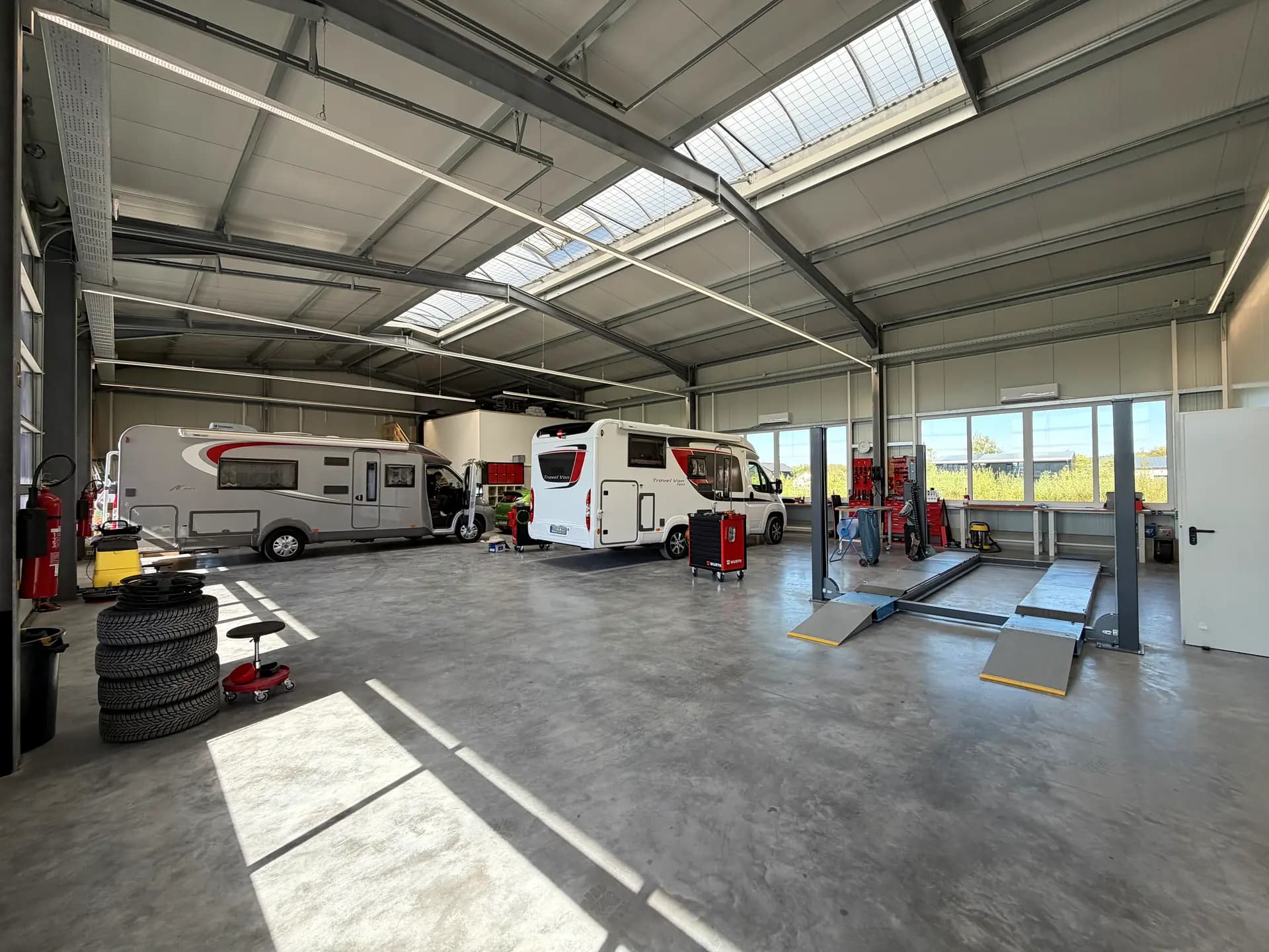 Zwei Wohnmobile in der Einbau-Werkstatt von ARS:MOOSIX in Windorf bei Deggendorf