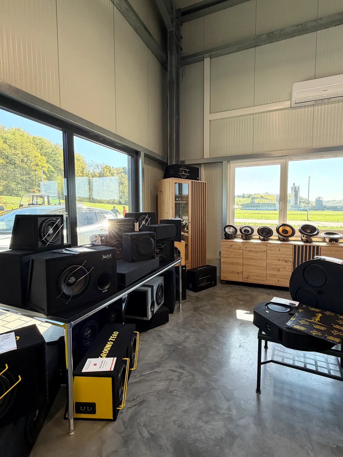 Show-Setup mit AUDIO SYSTEM Subwoofern und LED-Inszenierung im ARS:MOOSIX Showroom