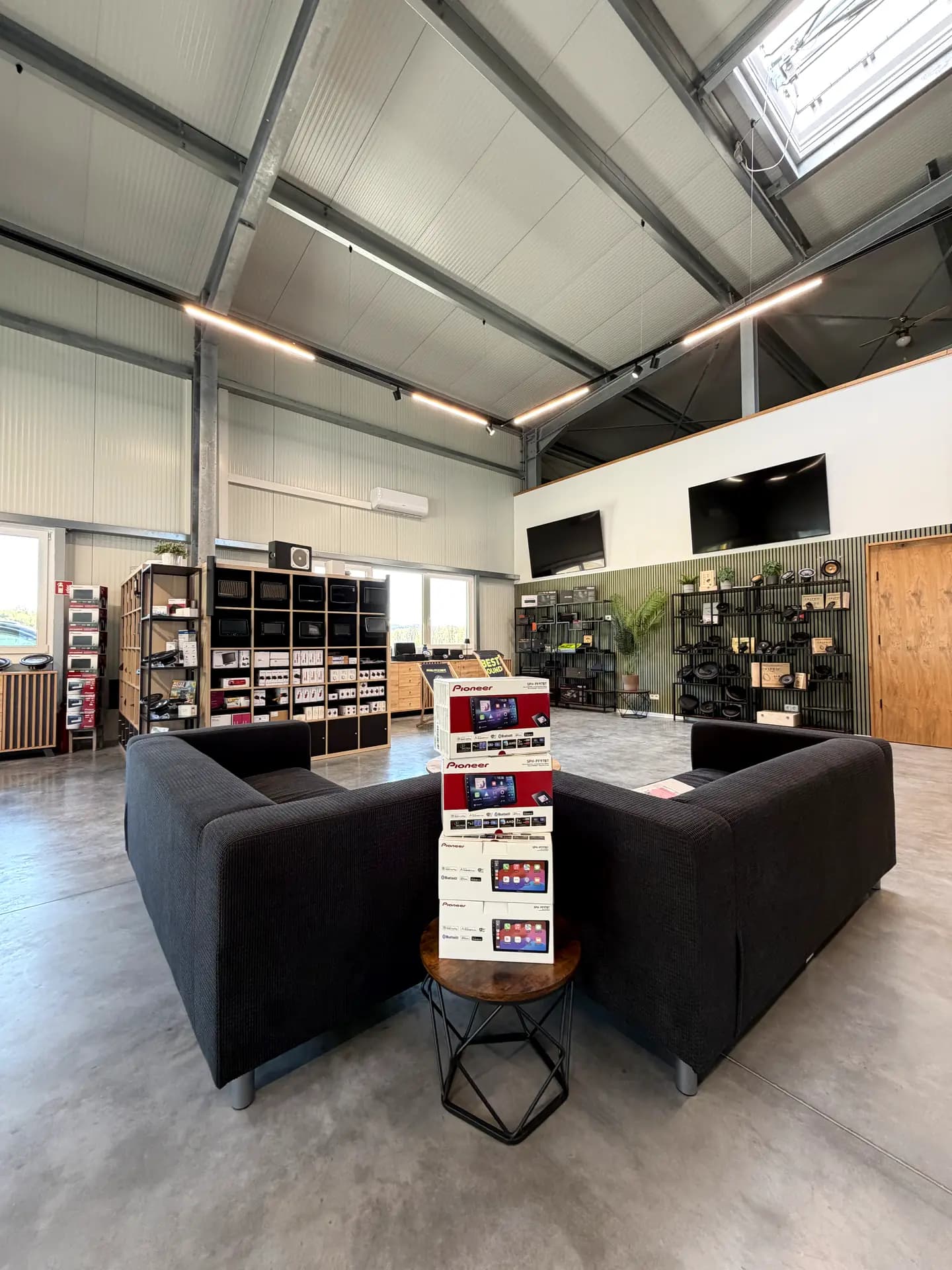 Pioneer-Multimedia-Headunits im ARS:MOOSIX Showroom